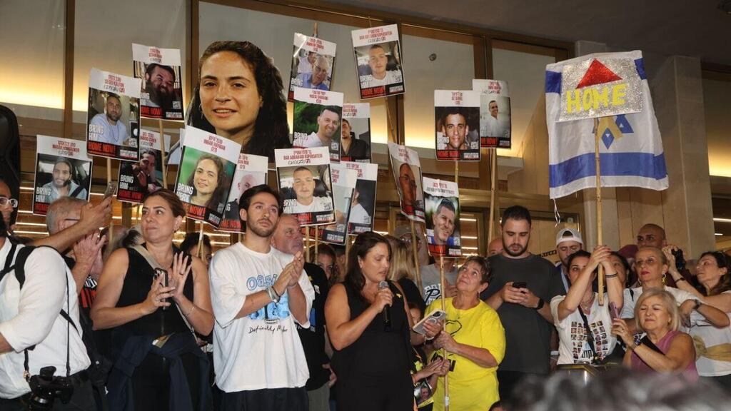 הצהרת שורדי שבי בכיכר החטופים מה-9.10. האחריות נעלמת מאחורי עלבון מבוים (צילום: מוטי קמחי) הצהרת שורדי שבי ב כיכר החטופים חטופים 9.10.25