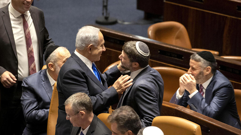 מימין: שר האוצר בצלאל סמוטריץ' וראש הממשלה נתניהו. יעדיפו להיאבק עם מערכת הביטחון מאשר עם החרדים (צילום: עמית שאבי) שר האוצר בצלאל סמוטריץ' וראש הממשלה בנימין נתניהו במליאת הכנסת