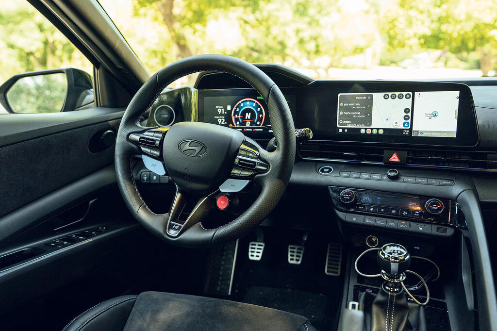 מבחן רכב יונדאי אלנטרה N מבפנים