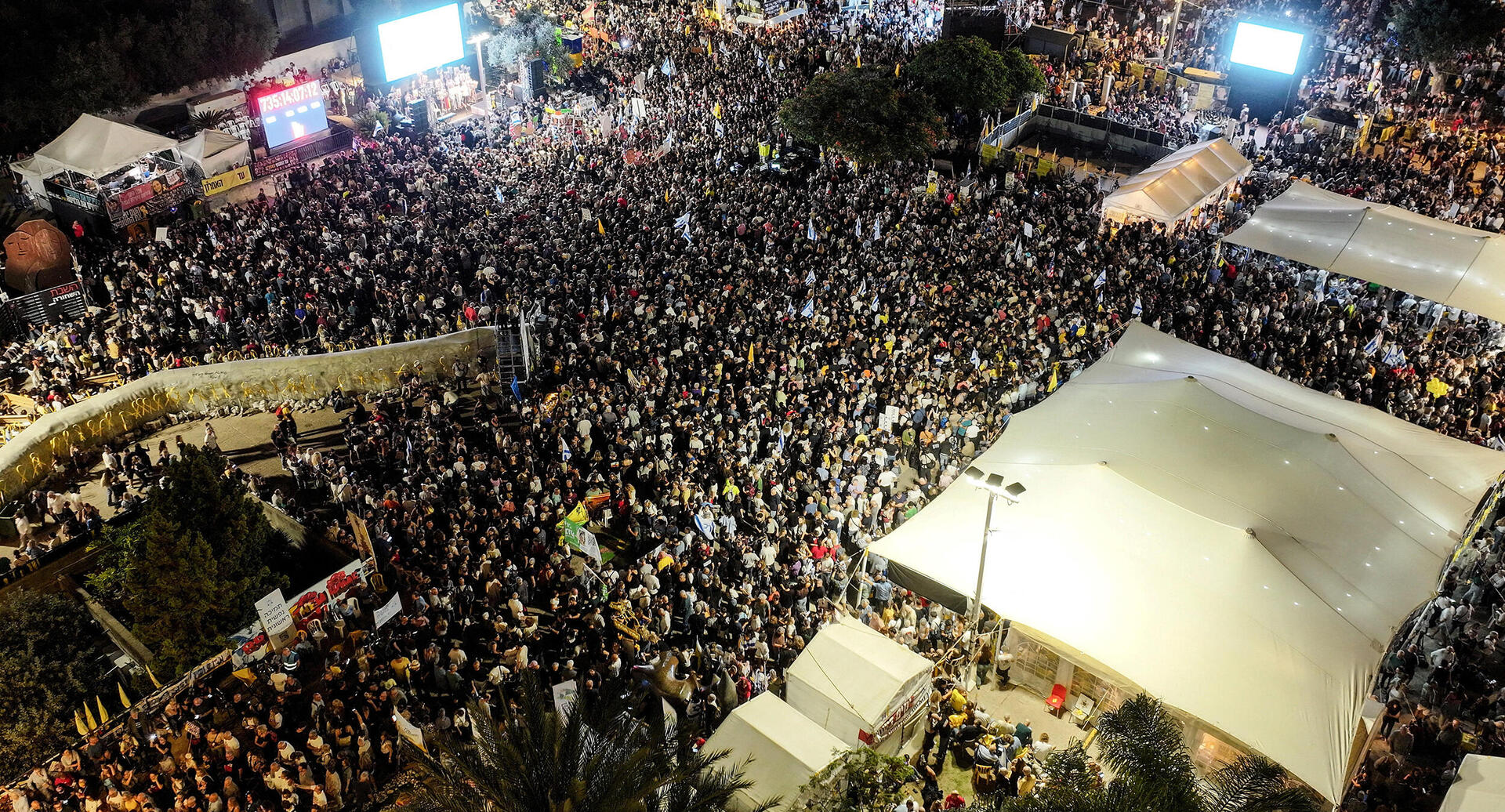 המון קהל ב כיכר החטופים עצרת לקראת חזרת החטופים 11.10.25