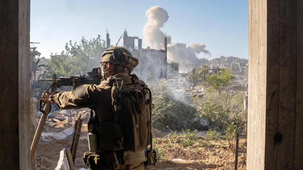 חייל צה"ל ברצועת עזה (צילום: דובר צה"ל) כוחות צה״ל במהלך תמרון במרחב העיר עזה