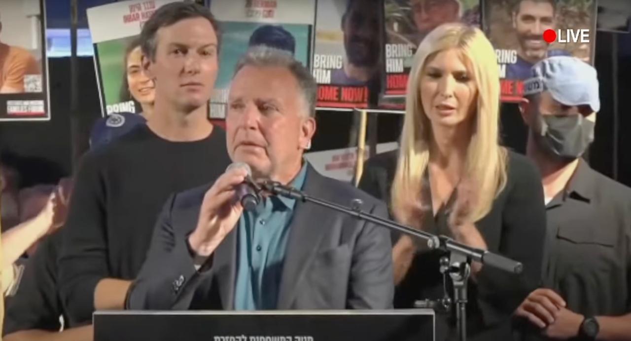 סטיב וויטקוף על הבמה בכיכר החטופים, לצד ג'ראד קושנר ואיוונקה טראמפ