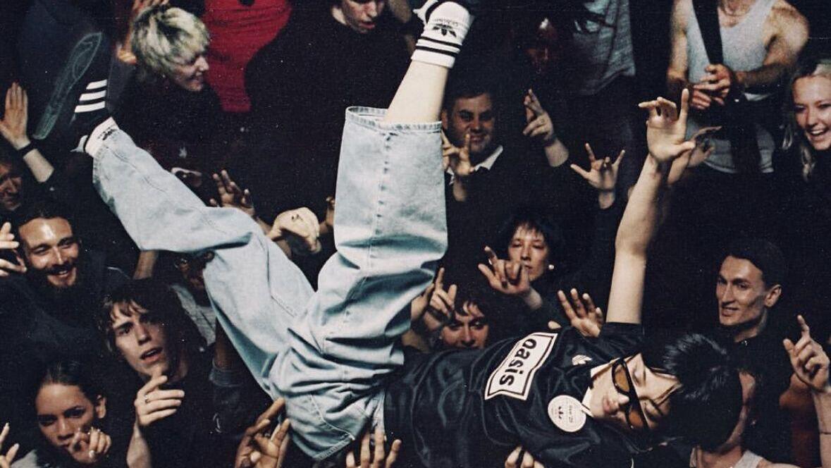 שיתוף הפעולה המדובר של ענקית הספורט אדידס עם להקת אואזיס מגיע לישראל