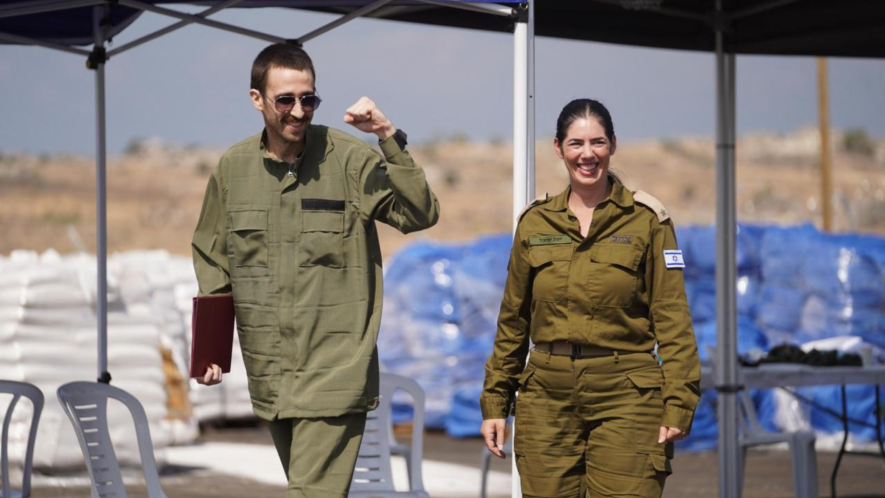 אבינתן אור מחייך במפגש עם נציגת צה"ל