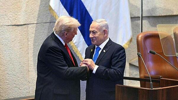 רה"מ בנימין נתניהו ונשיא ארה"ב דונלד טראמפ מעל בימת הכנסת (צילום: SAUL LOEB / POOL / AFP) רה"מ בנימין נתניהו ונשיא ארה"ב דונלד טראמפ מעל בימת הכנסת
