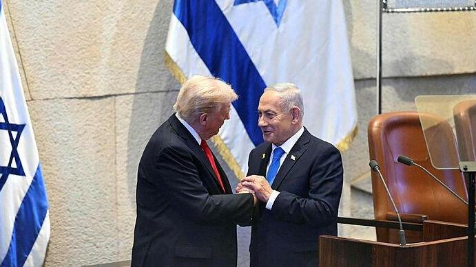 רה"מ בנימין נתניהו ונשיא ארה"ב דונלד טראמפ מעל בימת הכנסת