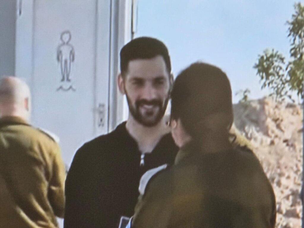 גלי ברמן בשטח ישראל לאחר ששוחרר משבי חמאס