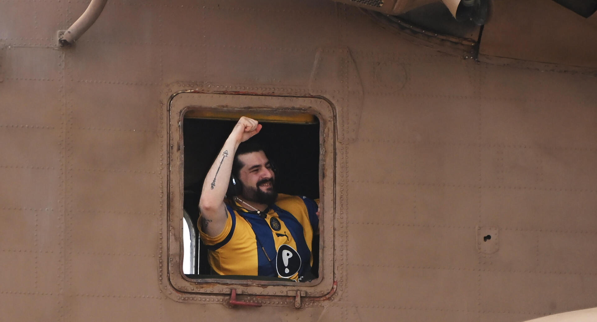 זיו ברמן בחולצת מכבי מנופף מחלון המסוק בדרכו לבית החולים לאחר שחרורו משבי חמאס