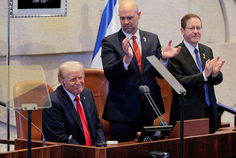 נשיא המדינה יצחק הרצוג ויו"ר הכנסת אמיר אוחנה מוחאים כפיים לנשיא טראמפ