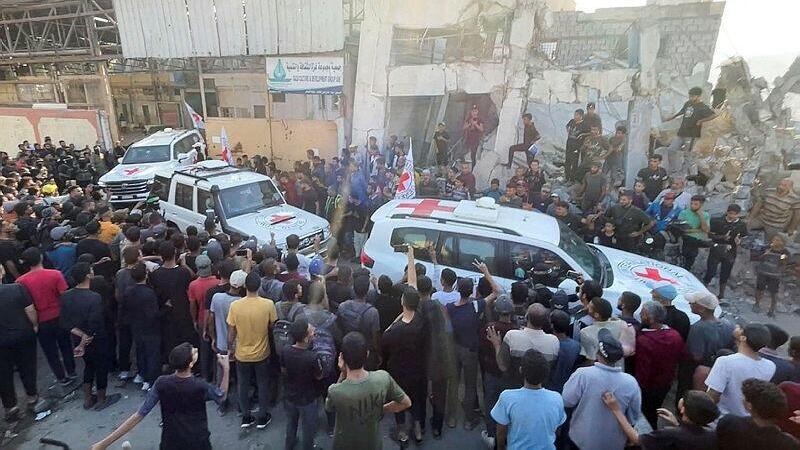 כלי רכב של הצלב האדום מעבירים חטופים ברצועת עזה 