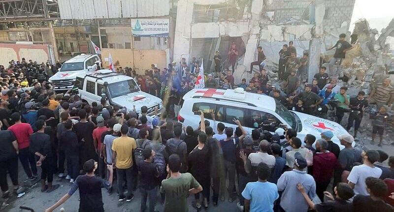 כלי רכב של הצלב האדום מעבירים חטופים ברצועת עזה 