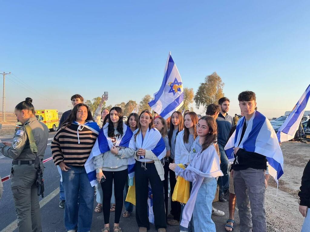 ממתינים ליד מחנה רעים לשחרור החטופים