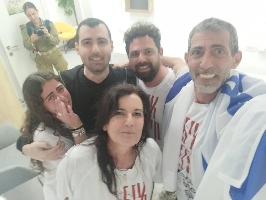 גיא גלבוע דלאל עם משפחתו לאחר שחרורו משבי חמאס