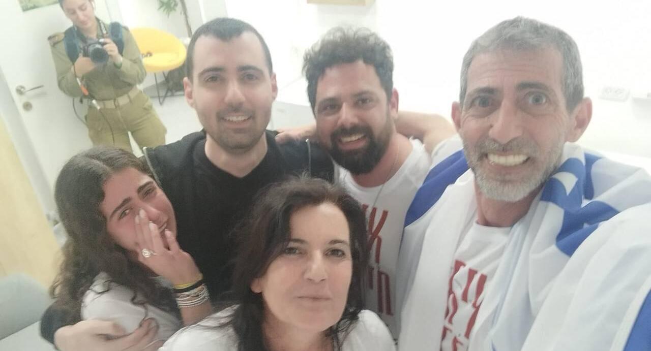 גיא גלבוע דלאל עם משפחתו לאחר שחרורו משבי חמאס