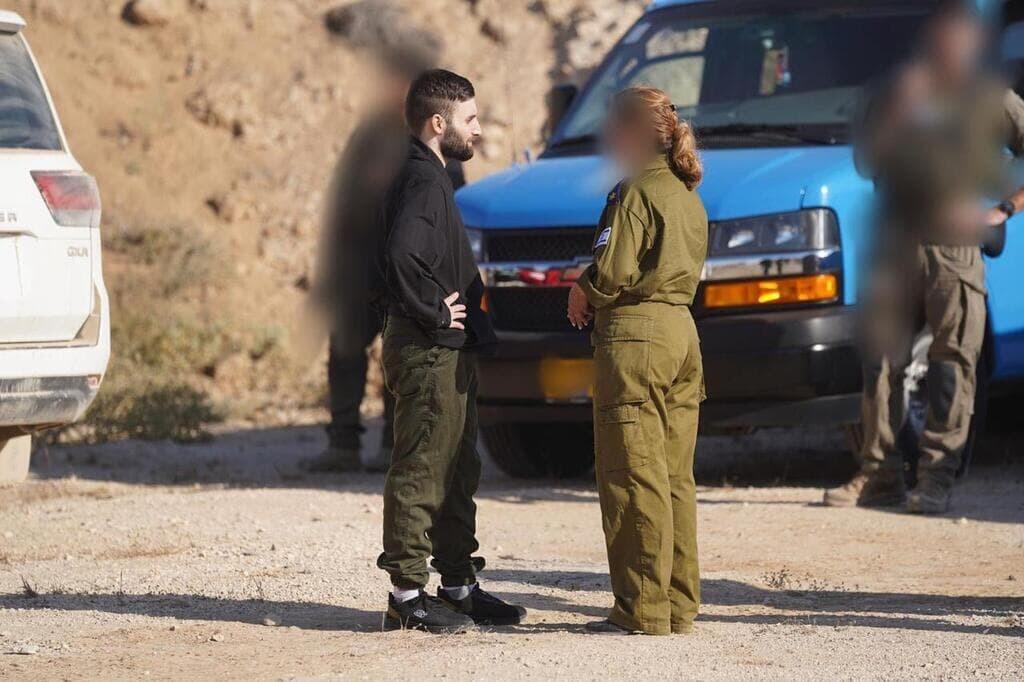 מתן אנגרסט נפגש עם נציגת צה"ל, רגע לאחר שחרורו משבי חמאס
