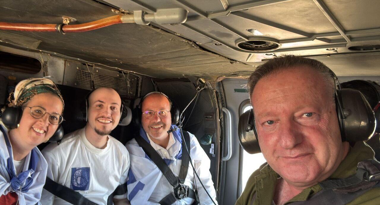 איתן מור עם הוריו במסוק לאחר שחרורו משבי חמאס