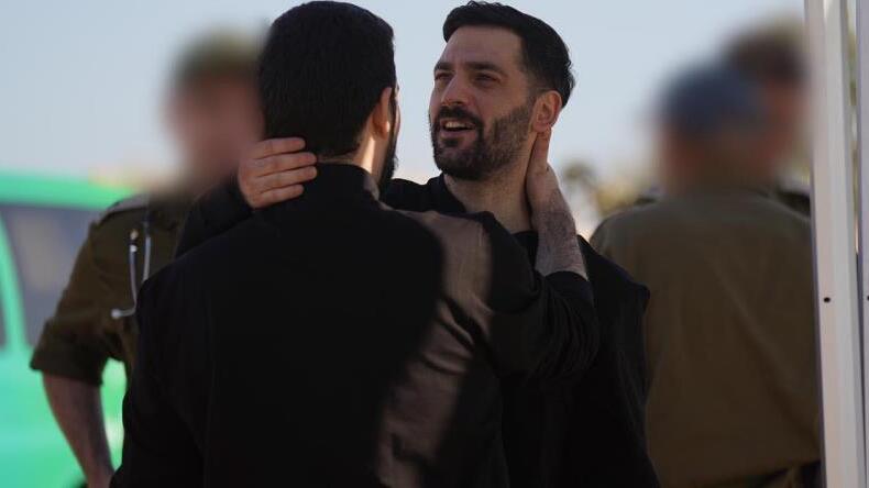 התאומים גלי וזיו ברמן אחרי שחרורם מהשבי