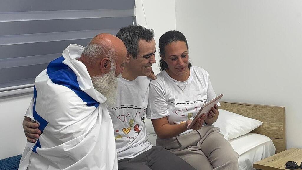 עמרי מירן עם אשתו לישי מירן לביא לאחר שחרורו משבי חמאס
