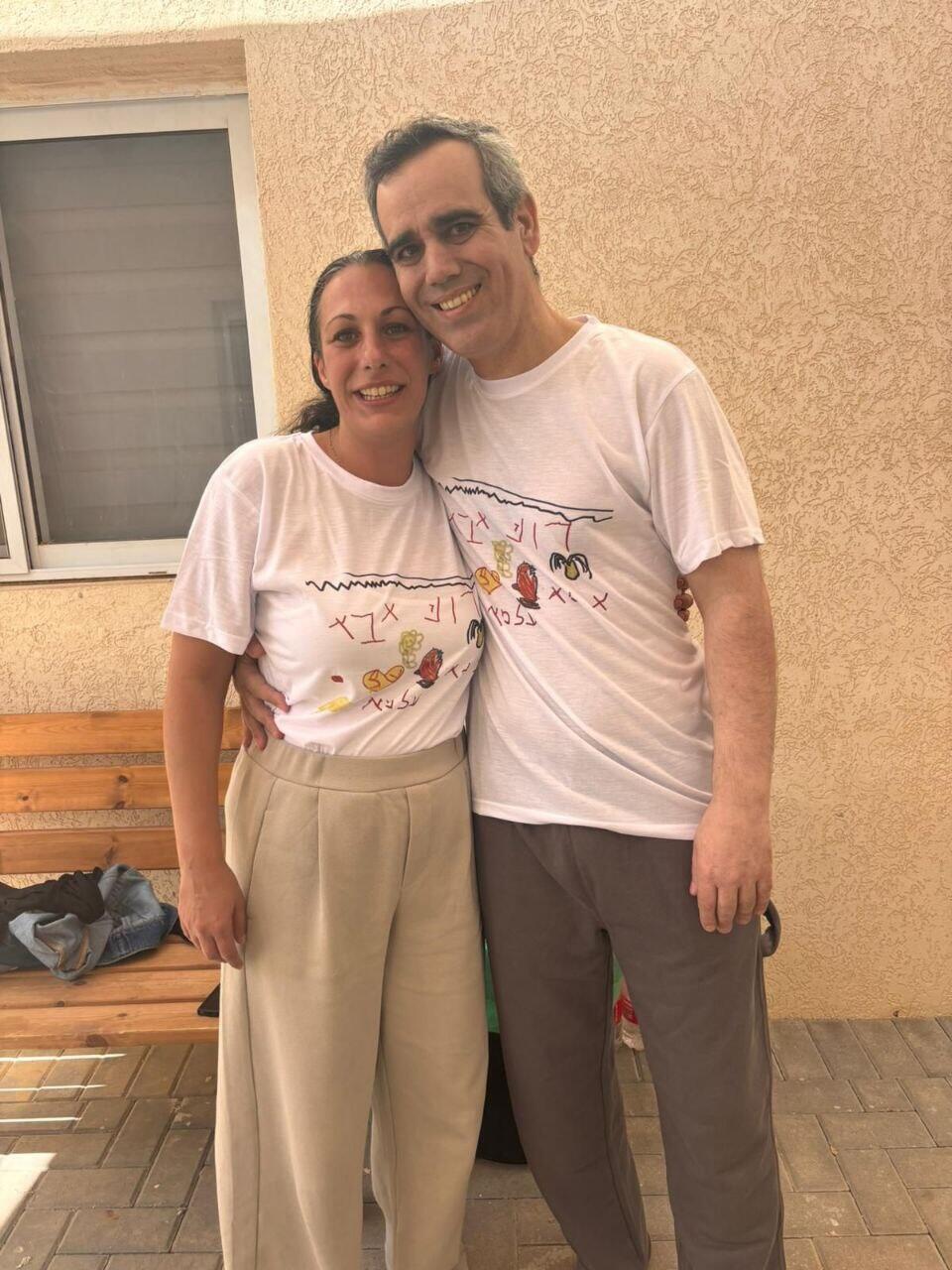 עמרי מירן עם אשתו לישי מירן לביא לאחר שחרורו משבי חמאס