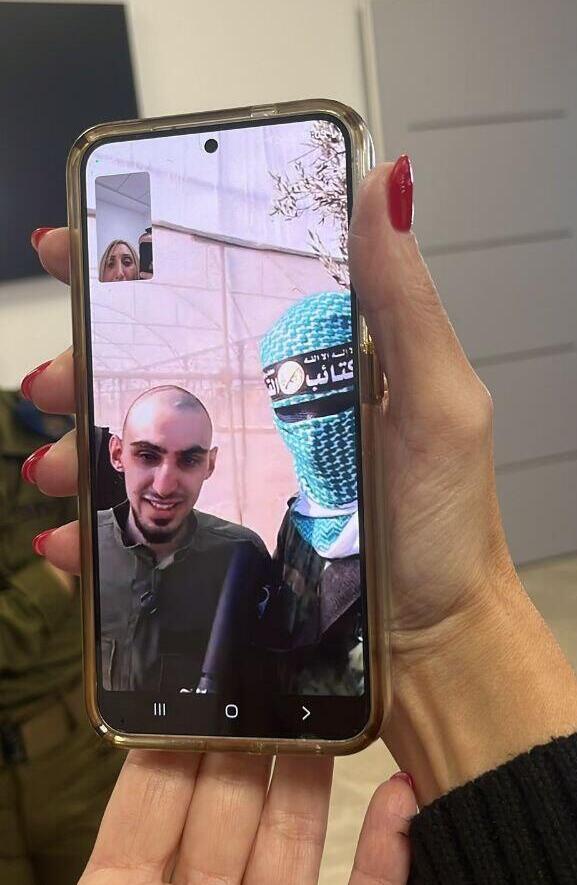 רום ברסלבסקי בשיחה עם משפחתו