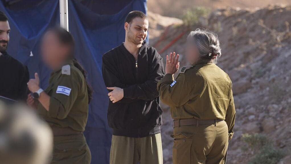 אלון אהל בשטח ישראל לאחר ששוחרר משבי חמאס בעזה