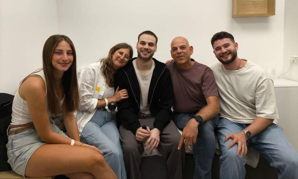 אלון אהל עם משפחתו במחנה רעים לאחר שחרורו משבי חמאס