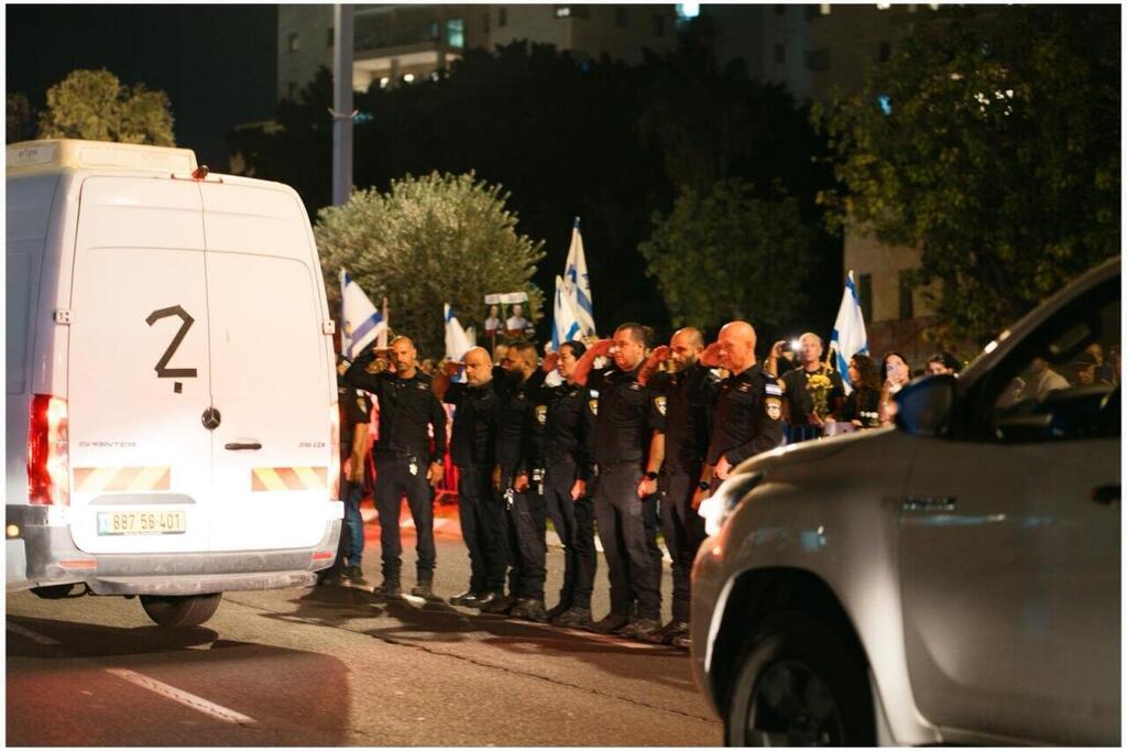 מכון לאומי רפואה משפטית אבו כביר משטרה משטרת ישראל מלווים ליווי 4 ארבעה ארונות ארון חטופים חללים עסקה חמאס זיהוי 13.10.25
