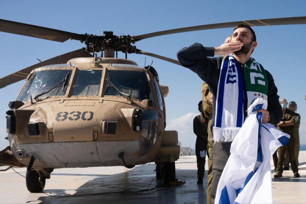 מתן אנגרסט יורד מהמסוק (צילום: דובר צה"ל)