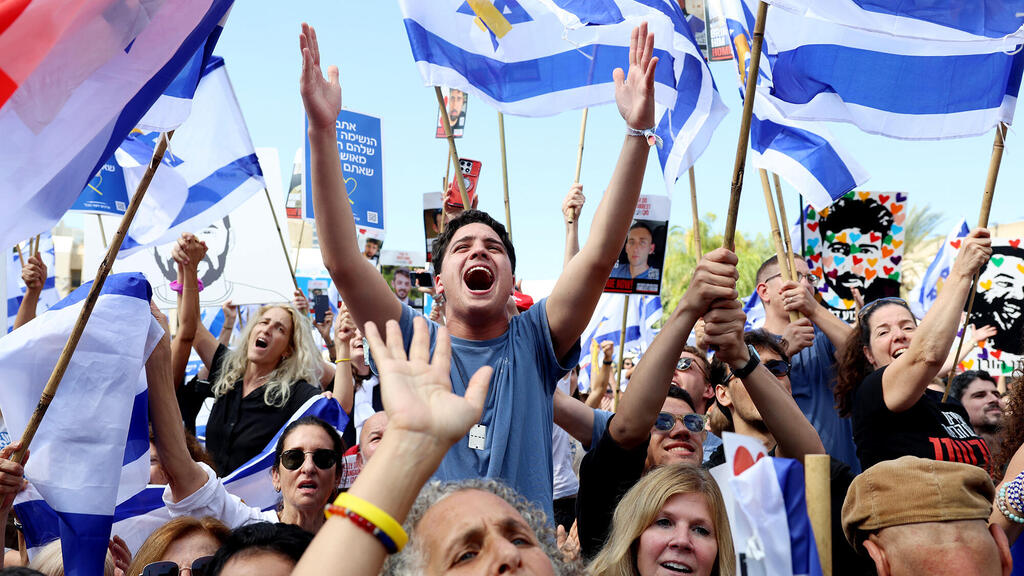 צהלות שמחה בכיכר החטופים לאחר שחרורם משבי החמאס (צילום: דנה קופל) צהלות שמחה ב כיכר החטופים לאחר שחרור חטופים משבי החמאס 13.10.25