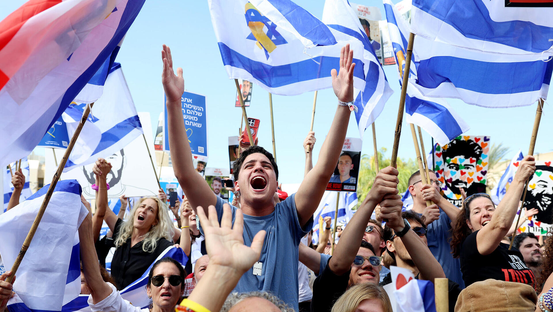 צהלות שמחה ב כיכר החטופים לאחר שחרור חטופים משבי החמאס 13.10.25