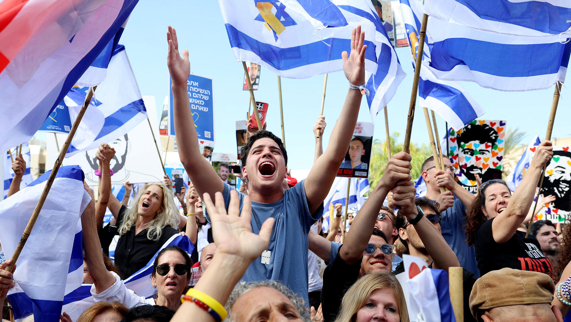 צהלות שמחה ב כיכר החטופים לאחר שחרור חטופים משבי החמאס 13.10.25
