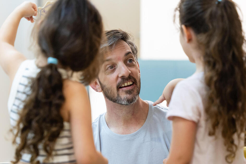 דוד קוניו נפגש לראשונה עם בנותיו בבית החולים (צילום: שאולי לנדנר /לע"מ)