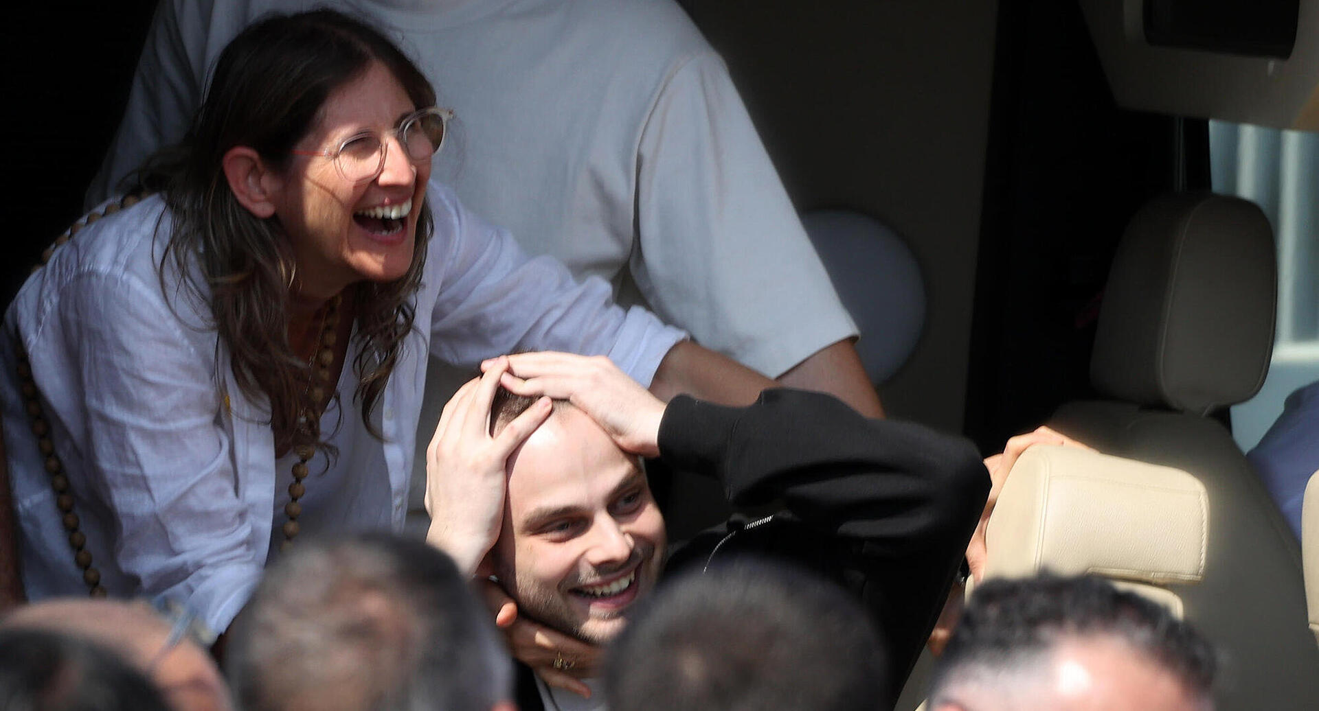 עידית אוהל עם בנה אלון אהל במסוק בבית חולים בילינסון לאחר ששחרר משבי החמאס 13.10.25