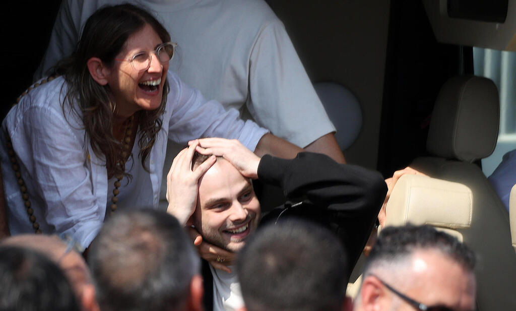 אלון אהל נוחת בישראל יחד עם אמו (צילום: יריב כץ)