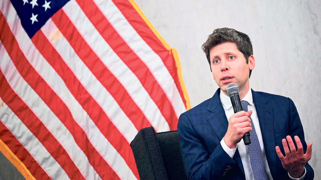 מנכ"ל OpenAI סם אלטמן ברקע דגל ארצות הברית