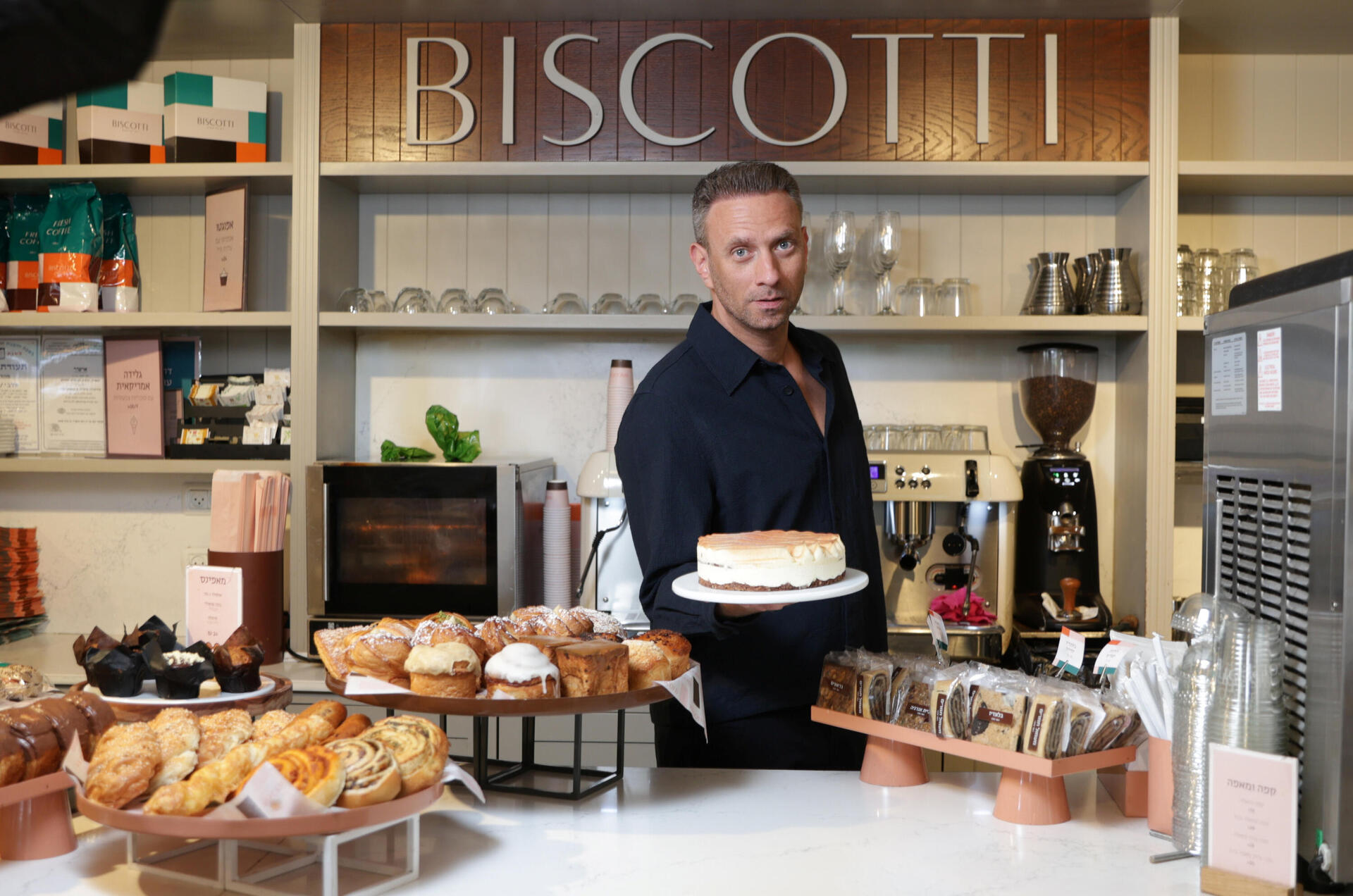 פורת בבית הקפה של ביסקוטי בבני ברק. "אני לא מוותר עד שאני משיג את המטרה שלי. זו תכונה שקיבלתי מאבא. רציתי להראות לו שאפשר להצליח גם בדרך אחרת מזו שהוא רצה"