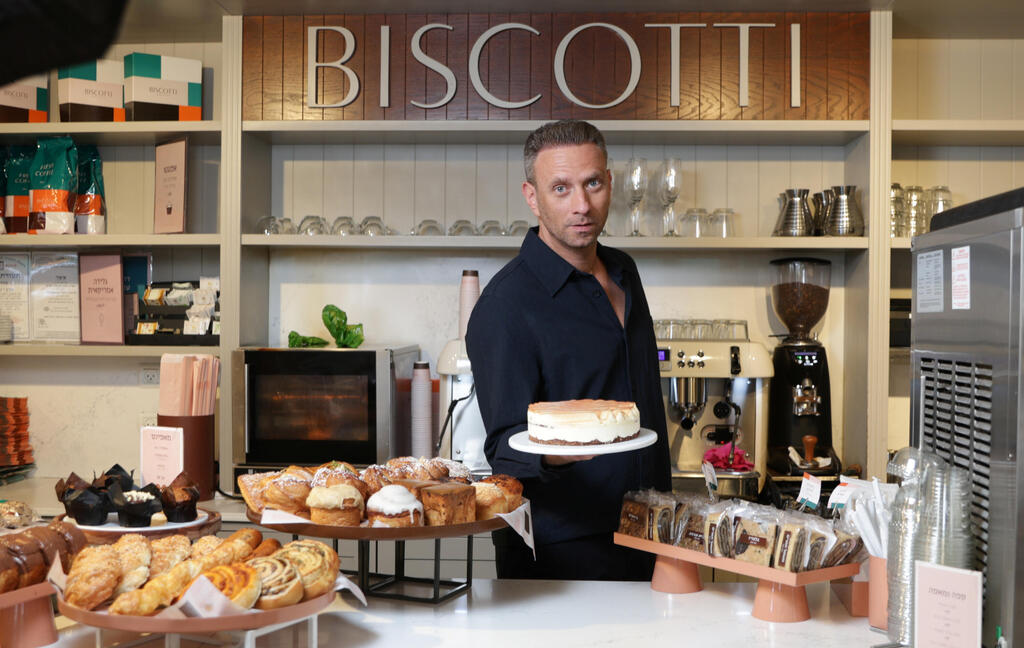 פורת בבית הקפה של ביסקוטי בבני ברק. "אני לא מוותר עד שאני משיג את המטרה שלי. זו תכונה שקיבלתי מאבא. רציתי להראות לו שאפשר להצליח גם בדרך אחרת מזו שהוא רצה"