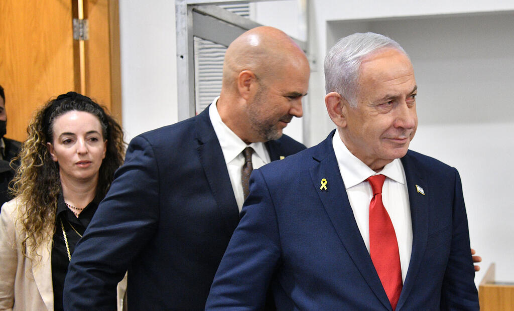 בנימין נתניהו מגיע לאולם בית המשפט המחוזי תל אביב עם חברי ממשלתו (ארכיון) (צילום: ראובן קסטרו) בנימין נתניהו בית משפט מחוזי תל אביב עם חברי ממשלתו 15.10.25