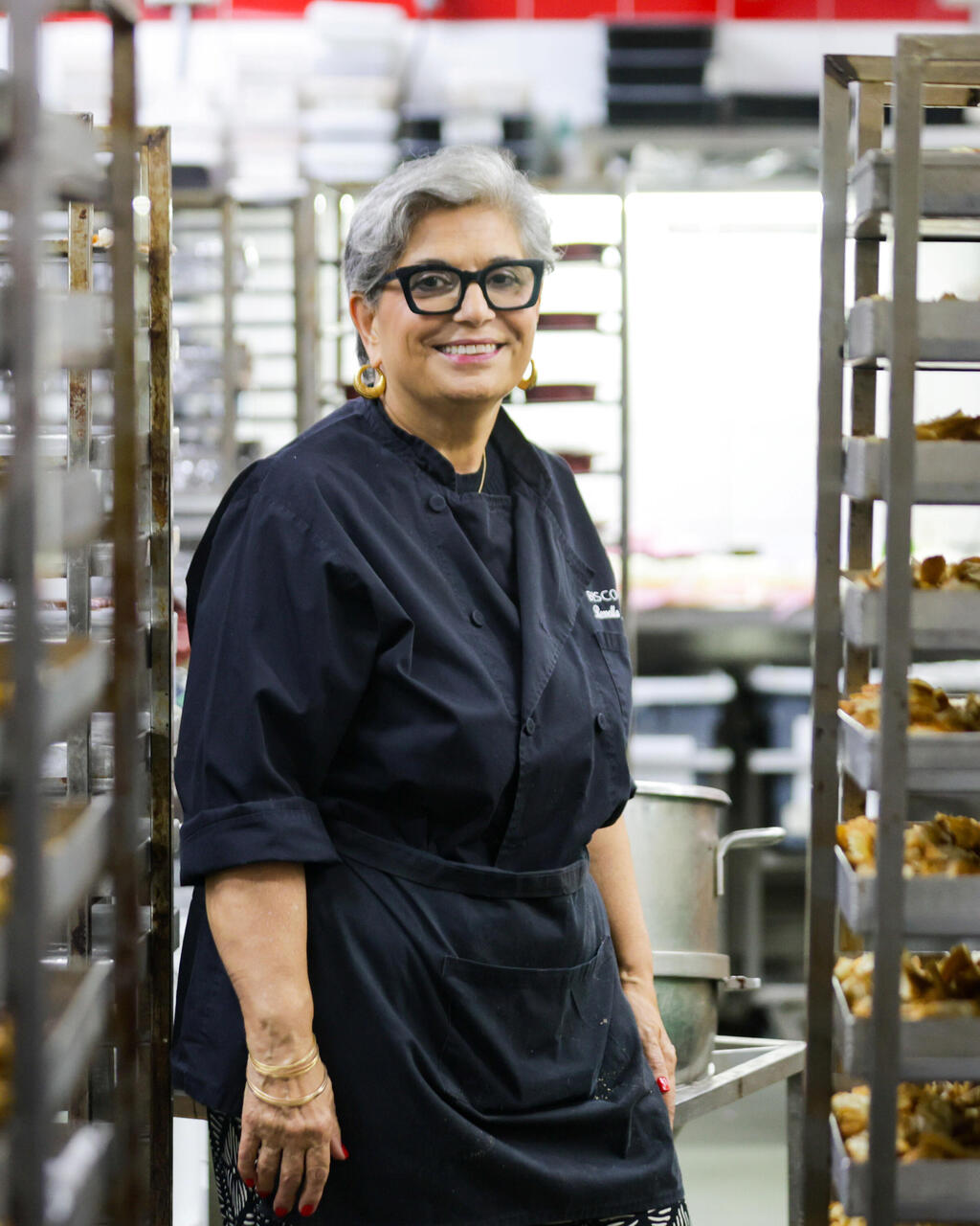 יונה. "היא שאלה אותי: 'אם אתה איש מכירות, למה אתה רוצה למכור עוגות ולא בניינים?'"