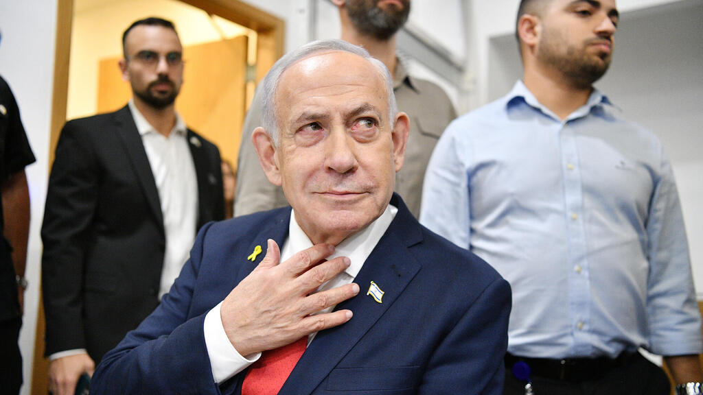 בנימין נתניהו בבית המשפט (צילום: ראובן קסטרו) בנימין נתניהו בית משפט מחוזי תל אביב עם חברי ממשלתו 15.10.25