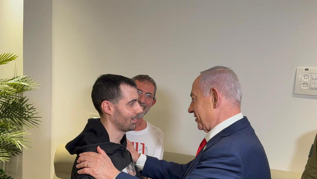 ראש הממשלה בנימין נתניהו ורעיתו שרה במהלך ביקור בבית החולים בילינסון עם שורדי השבי בתמונה מפגש עם גיא גלבוע דלאל