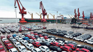 מכוניות מתוצרת סין לפני  העמסתן על אונייה