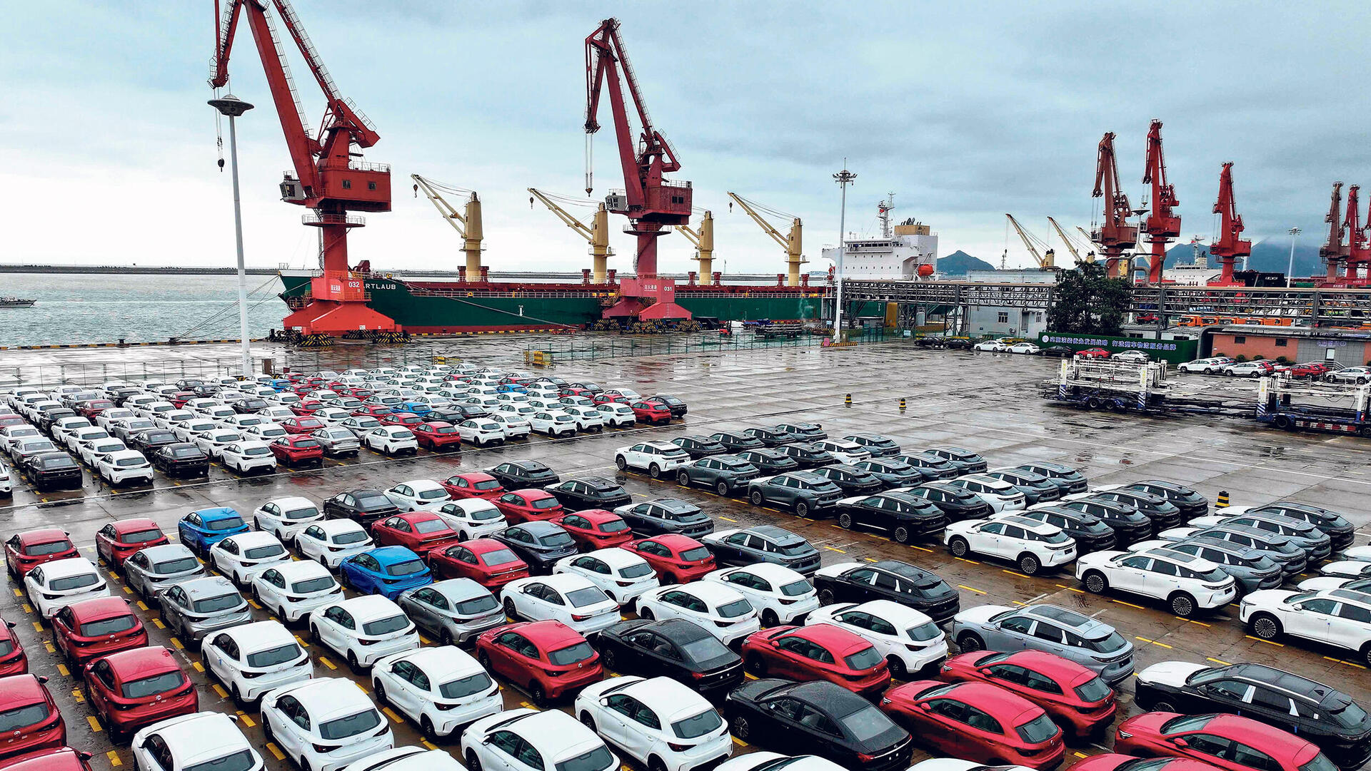 מכוניות מתוצרת סין לפני  העמסתן על אונייה