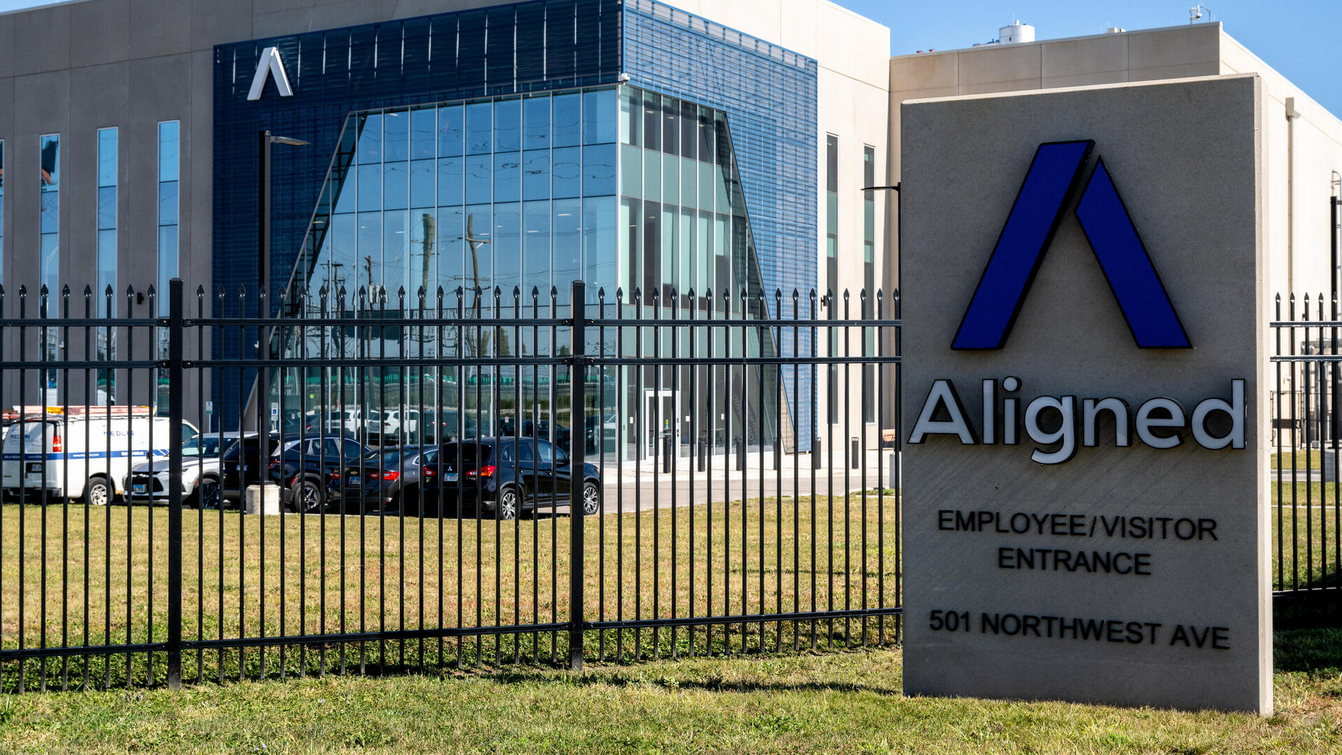 מרכז נתונים דאטה סנטר של Aligned Data Centers בארה"ב החברה נרכשה על ידי קונסורציום בראשות בלאקרוק מיקרוסופט ואנבידיה בינה מלאכותית AI 