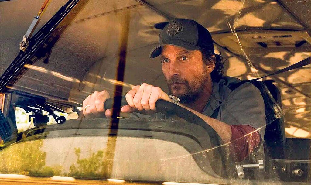 פנאי מתיו מקונוהיי מתוך הסרט The Lost Bus האוטובוס האבוד