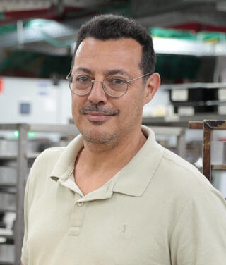 אדניה. "אמיר לא מרפה, אבל הוא התמתן עם הזמן, כי אי אפשר לנהל ככה עסק של 800 איש"