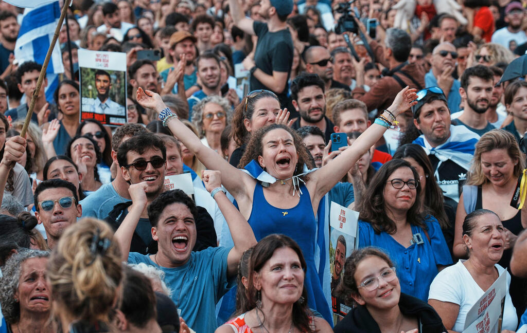 צופים בשחרור החטופים בכיכר בתל אביב, ביום שני. אנשים חיכו בעיקר כל הלילה כי לא יכלו לישון מרוב התרגשות, שמחים מעומק ליבם על חזרתם של אנשים שאינם מכירים באופן אישי. זר לא יבין זאת