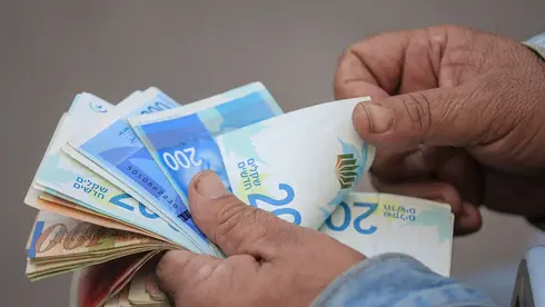 צילום: Ahmad Salem/Bloomberg המטבע הישראלי מאבד גובה: הדולר מטפס לסביבות 2.91 שקלים