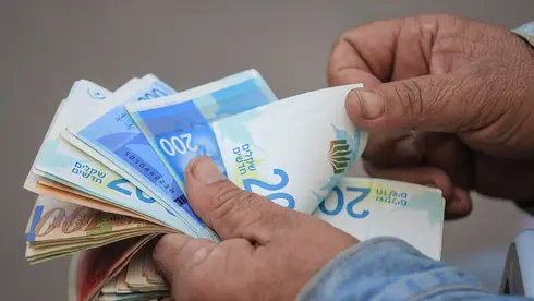 הדולר מטפס ל-3.21 שקלים, אבל בשוק צופים שהשקל יחזור להתחזק