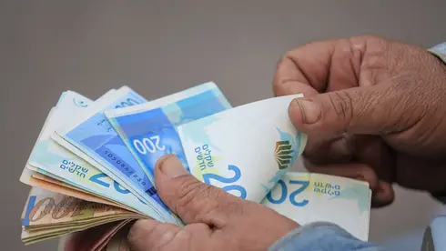 צילום: Ahmad Salem/Bloomberg הדולר מאבד גובה, גם לאחר מדד המחירים - נסחר ב-2.95 שקלים